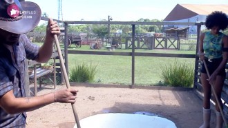 Rodrigo Phavanello e Sabrina Paiva limpam laguinho do galinheiro