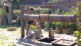 Sabrina canta e dança funk enquanto cuida da horta