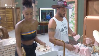 Sabrina e Rodrigo capricham na limpeza da cozinha