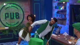 Sabrina ensina coreografia de funk para Diego