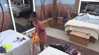 Sabrina Paiva bota ordem no quarto e faz limpeza geral no local