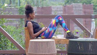 Sabrina Paiva toma café da manhã e canta na varanda da sede