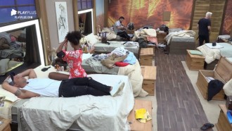 Sabrina Paiva usa escova de dente para pentear o cabelo