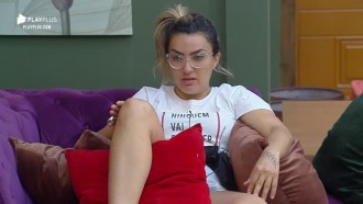 Thayse conta para Hariany que ficou desesperada com nova punição