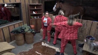 Thayse, Hari e Tati cantam na baia para cavalo Lyon