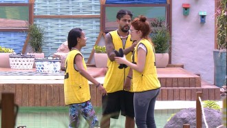 Time amarelo vence a Prova da Comida Empilhando Peixes 