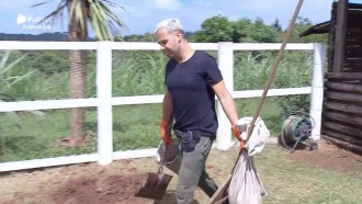 Viny Vieira acorda cedo e cuida da área dos porcos