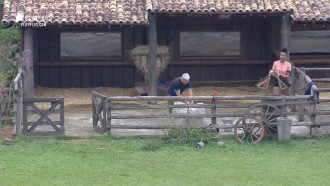 Viny Vieira e Sabrina Paiva acordam cedo para limpar curral