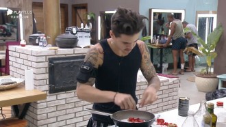 Biel prepara tapioca doce - A Fazenda 12