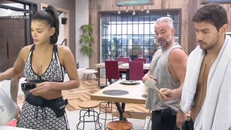 Mateus Carrieri dá leve bronca em peões