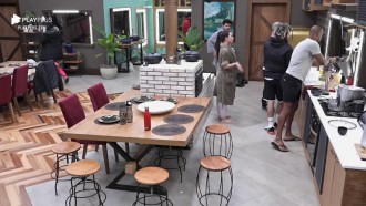 Peões dividem tarefas de limpeza na cozinha