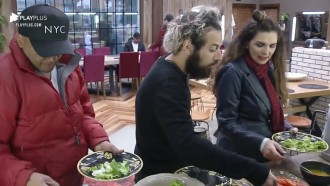 Peões fazem fila para o almoço – A Fazenda 12