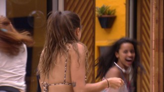 Voz do BBB anuncia: brothers terão maquiagem especial para Festa Circo