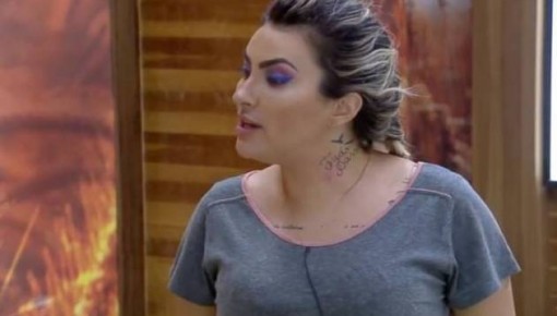 Thayse Teixeira se compara a Jesus Cristo e detona peões