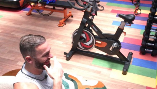 Diego Hypolito dá risada ao observar painel tático no BBB 25