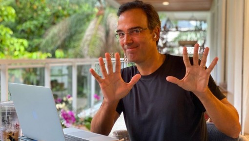 Tadeu Schmidt mandou avisar que faltam 10 dias para o BBB22: 'Contagem regressiva!'