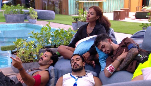 Vitória Strada cola adesivos em participantes dormindo