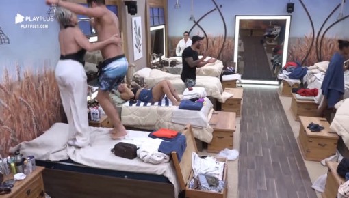 Guilherme Leão e Andréa Nóbrega pulam na cama e divertem peões