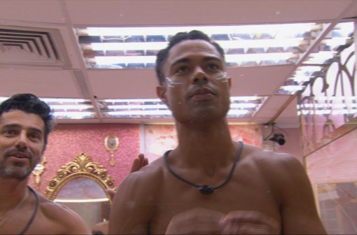 Alberto Cowboy elogia Breno, que pergunta: 'Quer me beijar agora?'