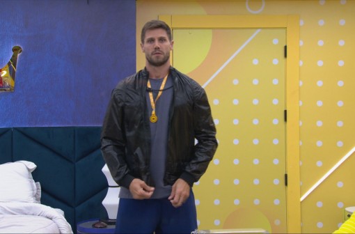 Jonas Sulzbach recebe figurino da sua Festa do Líder