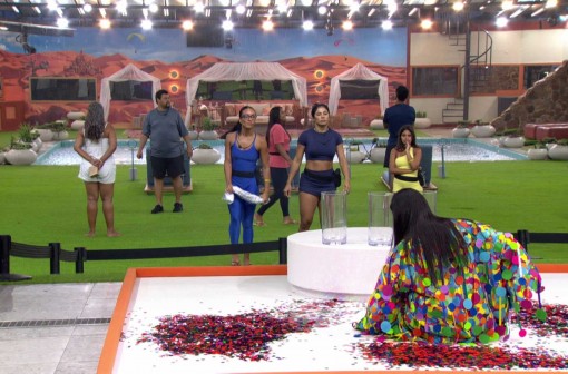 Jordana cumpre o Castigo do Monstro com tema 'Fim de Festa'