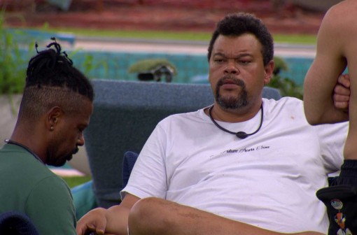 Leandro chora e recebe apoio de Babu Santana e Juliano Floss