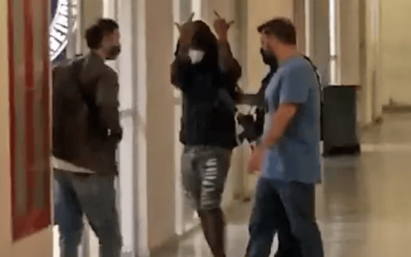 Polícia localiza Nego do Borel em motel no Rio; cantor faz gesto obsceno ao chegar a delegacia: 