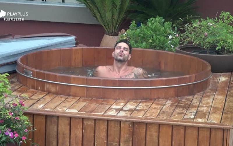 Após noite de festa, Diego acorda tarde para curtir piscina e ofurô