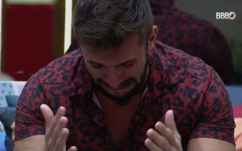 Arthur vai para confessionário no BBB21 após briga, Globoplay derruba imagem e anúncio é feito: “Pediu pra sair”