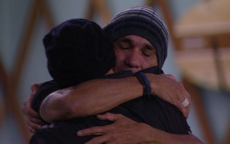 Ayrton e Kaysar se abraçam no gramado