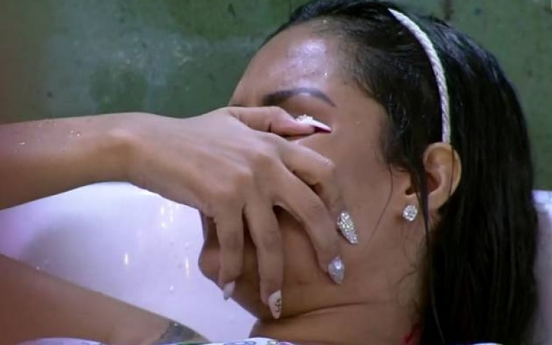 BBB20 - Bêbada, Flayslane se ajoelha e pede perdão para Daniel diante de nova polêmica