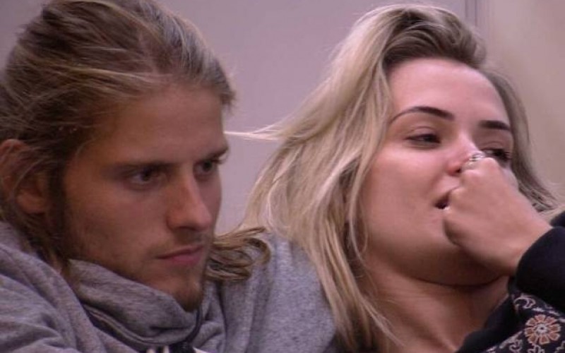 BBB20 - Daniel ‘broxa’ debaixo do edredom com Marcela e vira alvo de piada