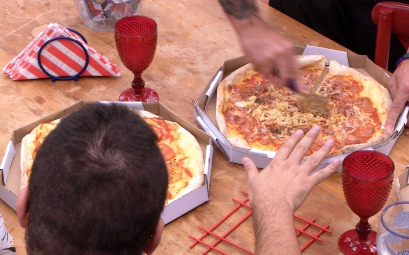 Brothers comemoram pizza e se reúnem na cozinha