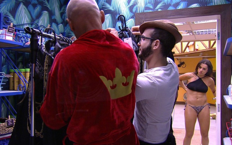 Brothers recebem figurino de festa na despensa