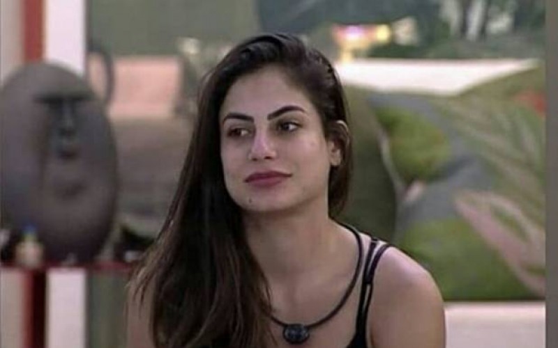 Depois de bebedeira, Mari Gonzales recebe atendimento médico no confessionário