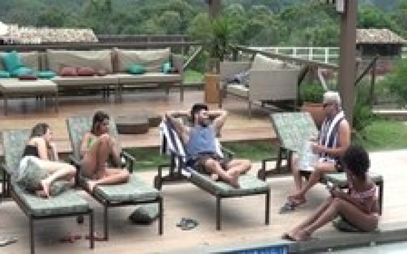 Dia de sol: peões cantam e relaxam à beira da piscina&nbsp;