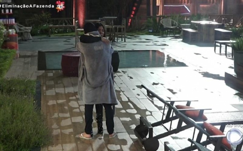 Eliminada, Tays quebra regra e volta para sede para se despedir de Biel