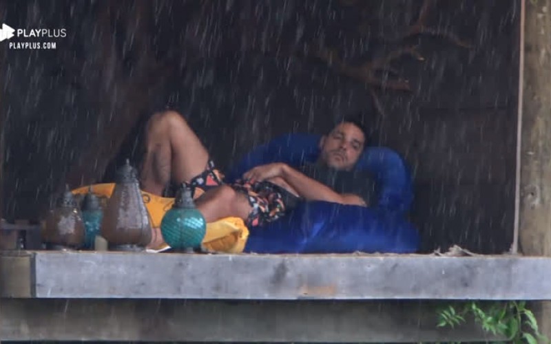 Em dia nublado, Diego Grossi observa chuva na casa da árvore