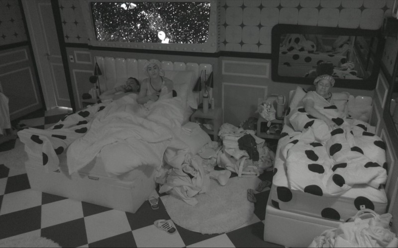 Aline diz que está triste com a sua relação com Renata