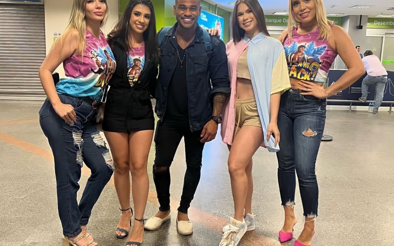 Amigas recebem Cezar Black em aeroporto ao som de 