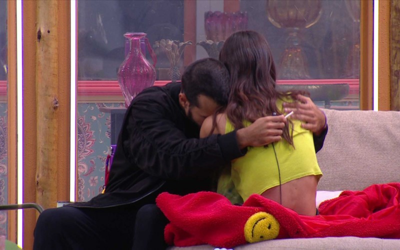 Após discussões entre sisters após pós-formação de Paredão, Mateus consola Vitória Strada