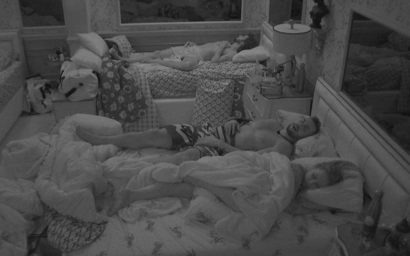 Após madrugada de confraternização, todos dormem no BBB21