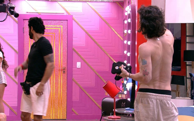 Após noite com Big Fone, brothers acordam no BBB21