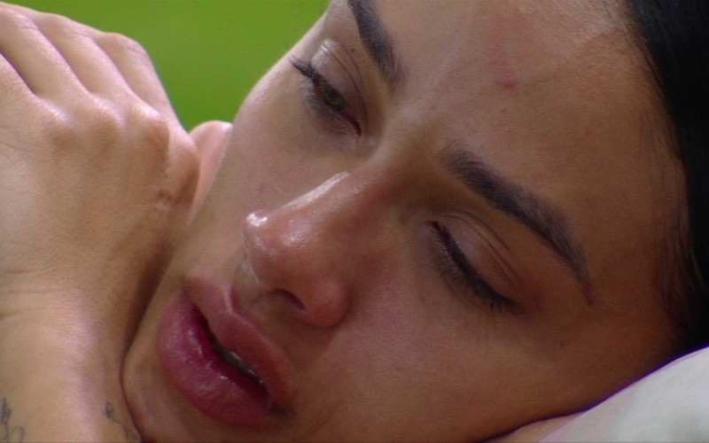 Após Renata ir para a Vitrine do Seu Fifi, Eva chora na chuva