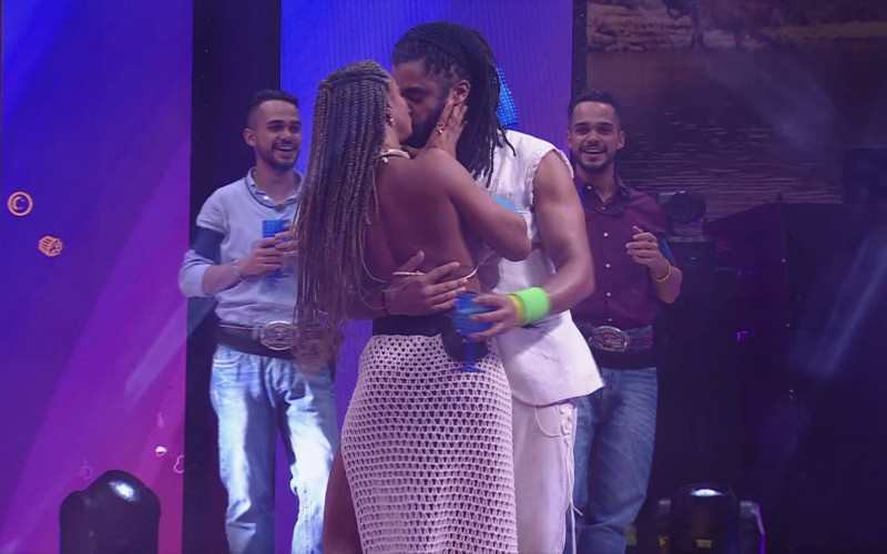 BBB 25: relembre beijões e casais debaixo do edredom