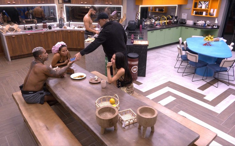 Brothers conversam e se comparam com ex-participantes do BBB