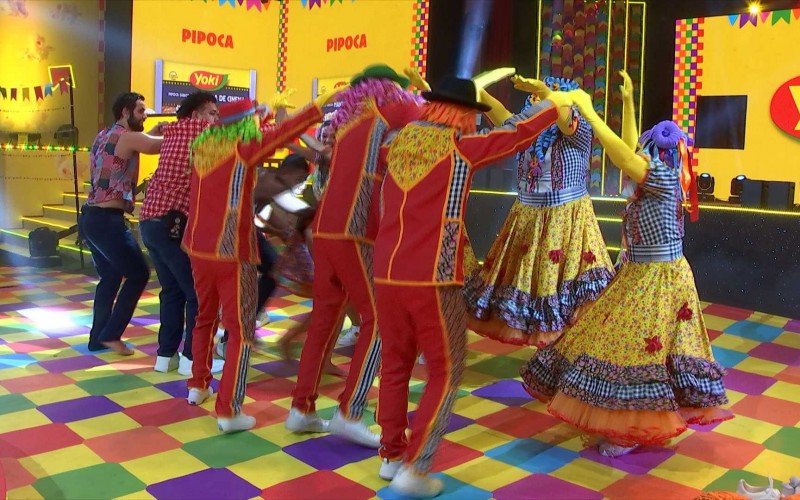 Brothers dançam quadrilha com narração de Tadeu Schmidt