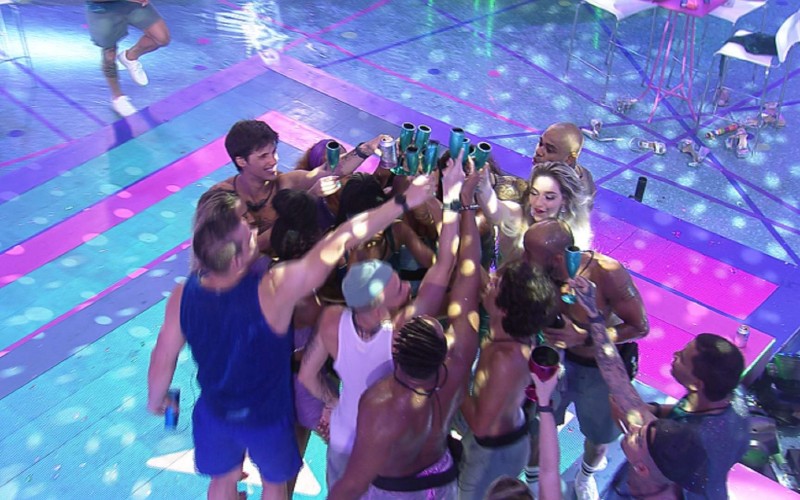 Brothers fazem brinde na primeira festa do BBB 23
