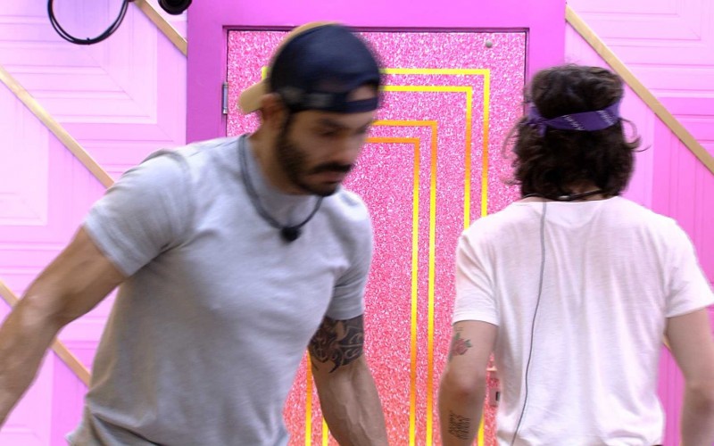 Brothers recebem as compras da VIP feitas no mercado do BBB21