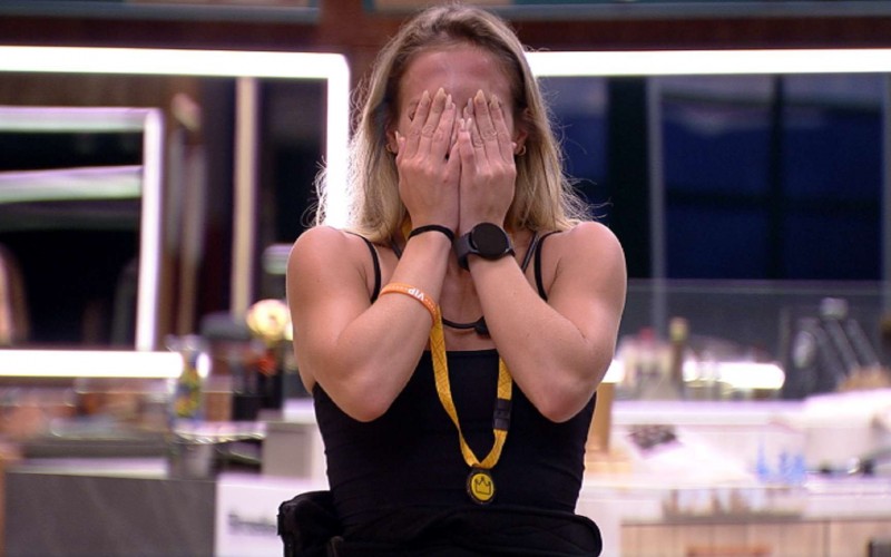 Bruna Griphao chora após discussão com a dupla Larissa